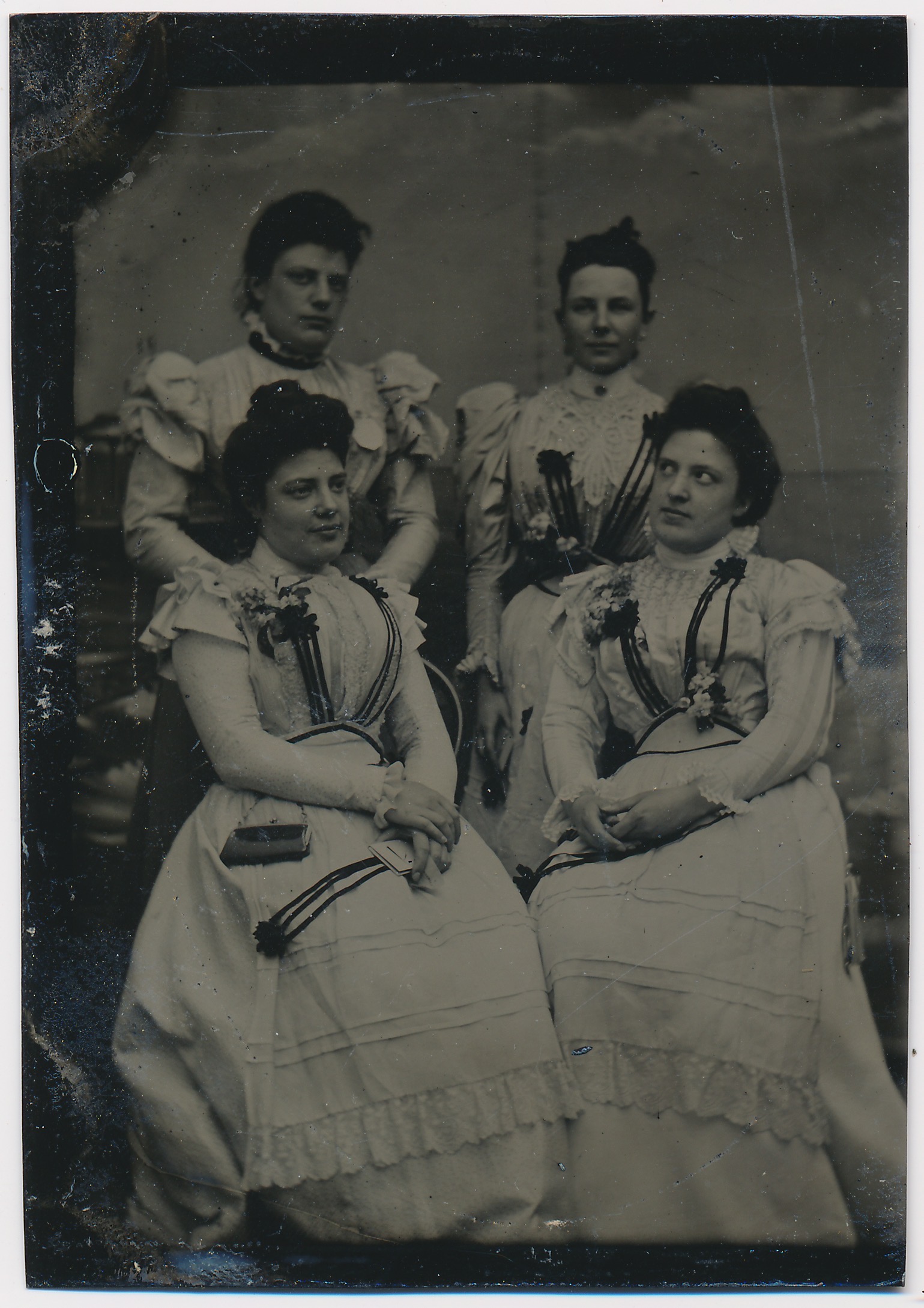 Onbekend: vier jonge vrouwen in witte jurken, Nederland ca. 1875