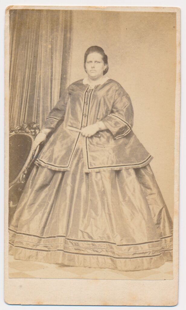 Bekijk de foto's 1 van Schulz & Co: onbekende vrouw, Samarang ca. 1865