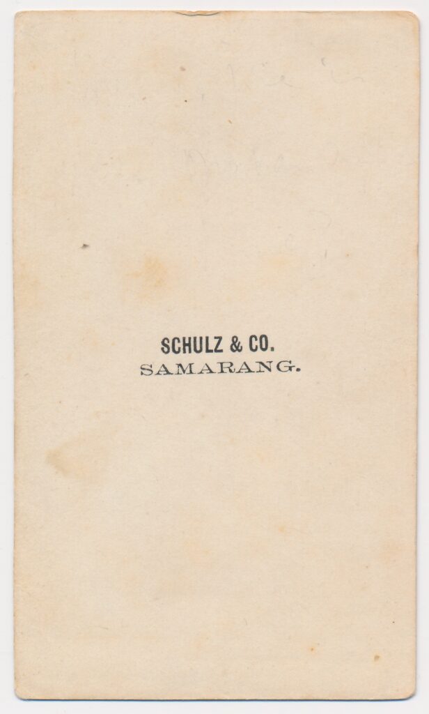Bekijk de foto's 2 van Schulz & Co: onbekende vrouw, Samarang ca. 1865