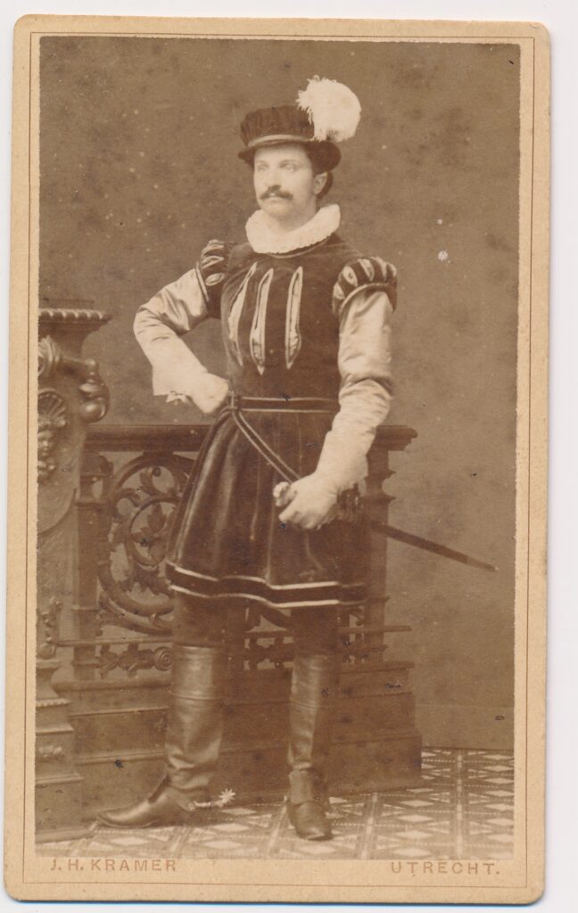 Bekijk de foto's 1 van J.H. Kramer: man in kostuum, Utrecht ca. 1880