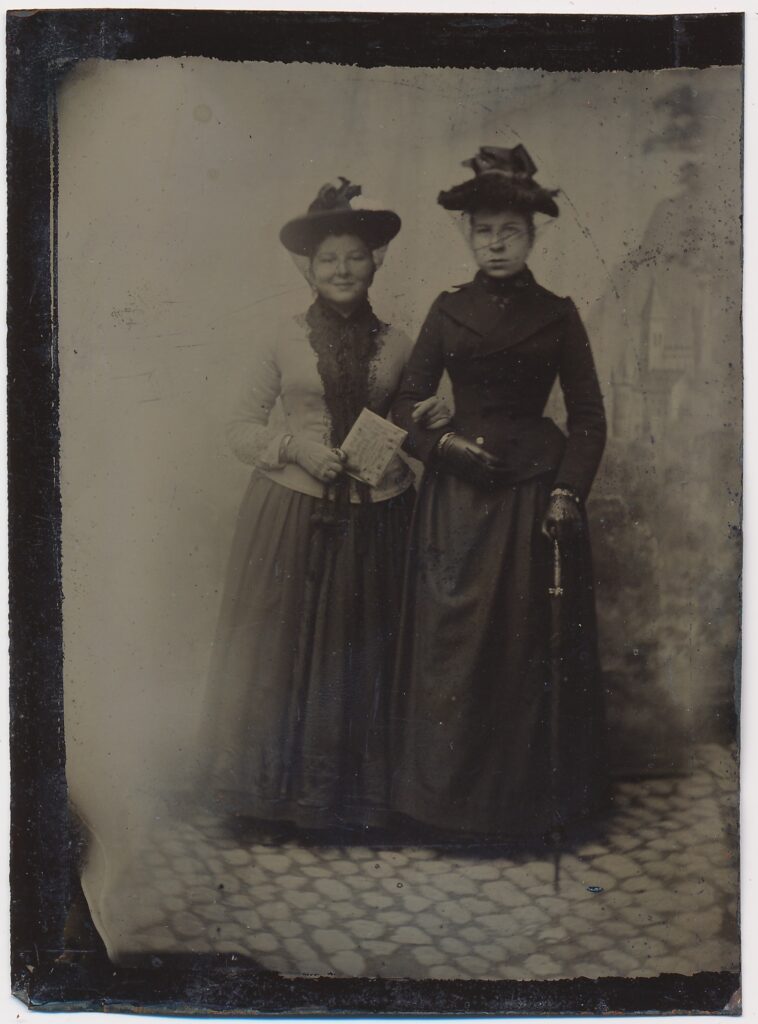Bekijk de foto's 1 van Onbekend: twee jonge vrouwen arm in arm, Nederland ca. 1875