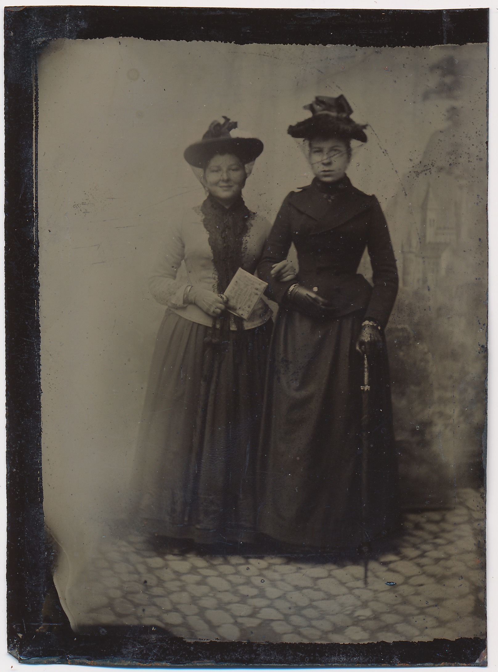Onbekend: twee jonge vrouwen arm in arm, Nederland ca. 1875