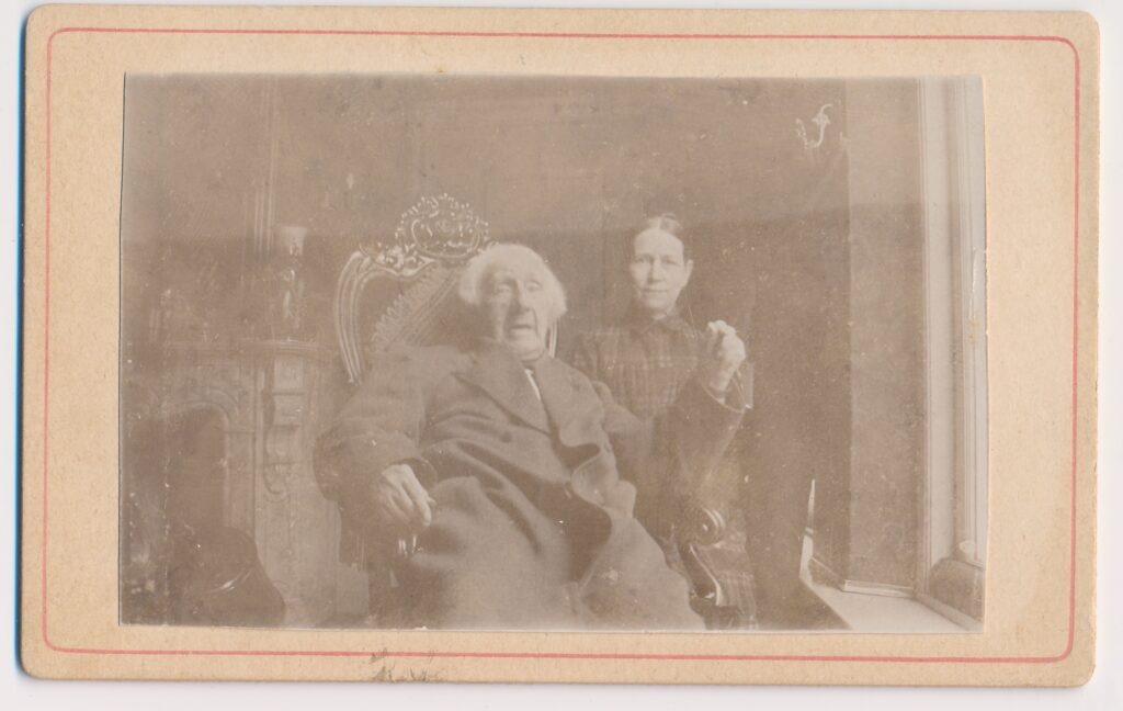 Bekijk de foto's 1 van Onbekend: oudere man met bediende, ca. 1890
