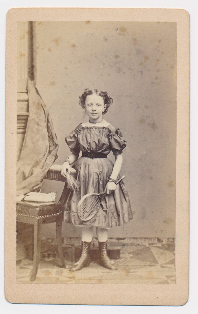 Bekijk de foto's 1 van Albert Lüssow: meisje familie Harte met tennisracket, Utrecht ca. 1885