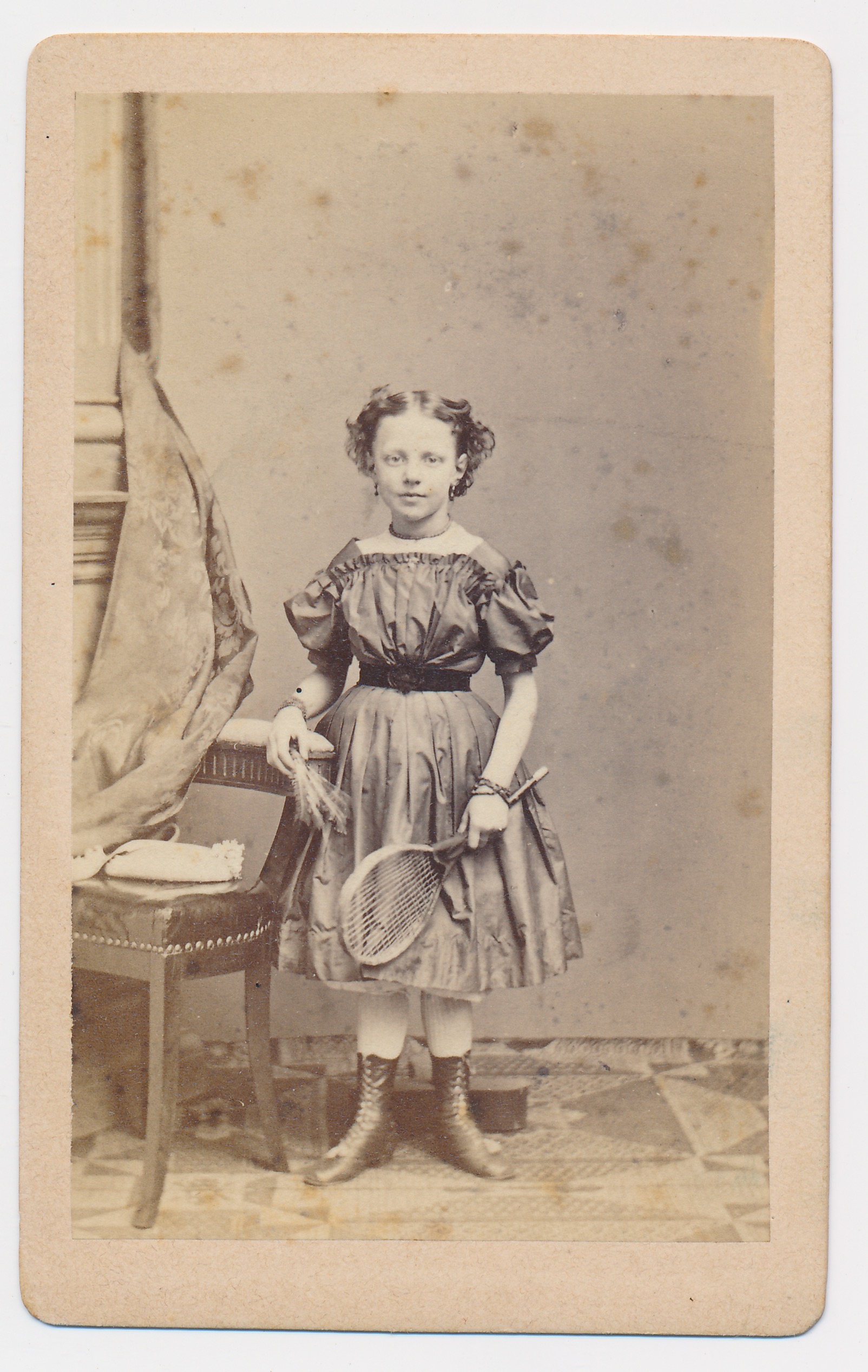 Albert Lüssow: meisje familie Harte met tennisracket, Utrecht ca. 1885