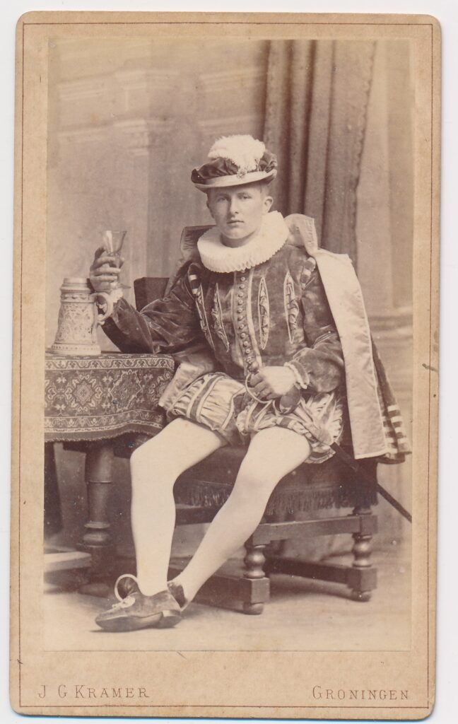 Bekijk de foto's 1 van J.G. Kramer: man in kostuum, Groningen ca. 1878