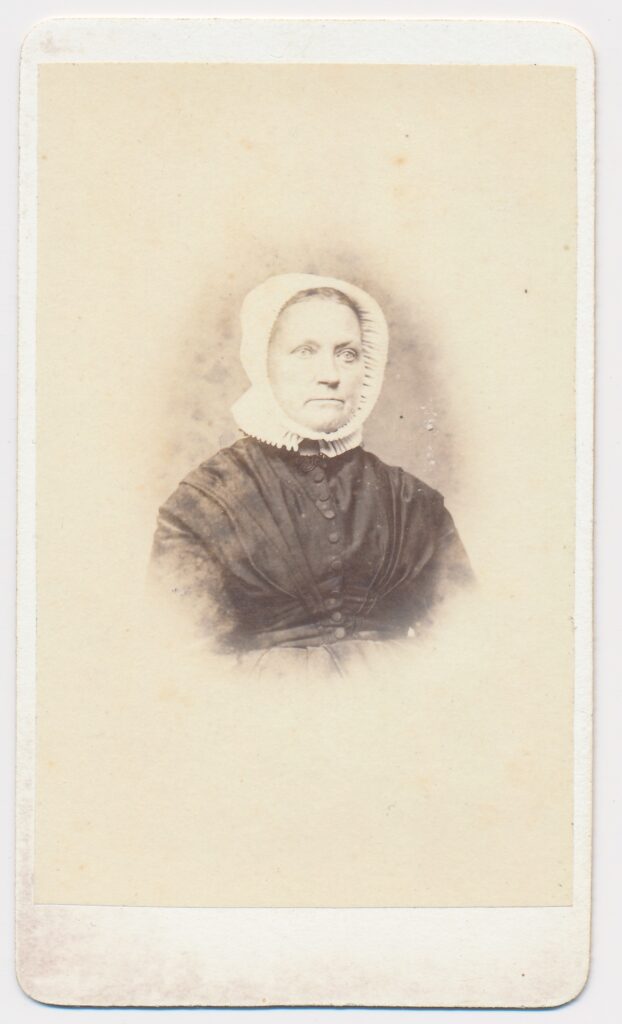Bekijk de foto's 1 van R.D. Nout: onbekende vrouw, Tricht ca. 1870