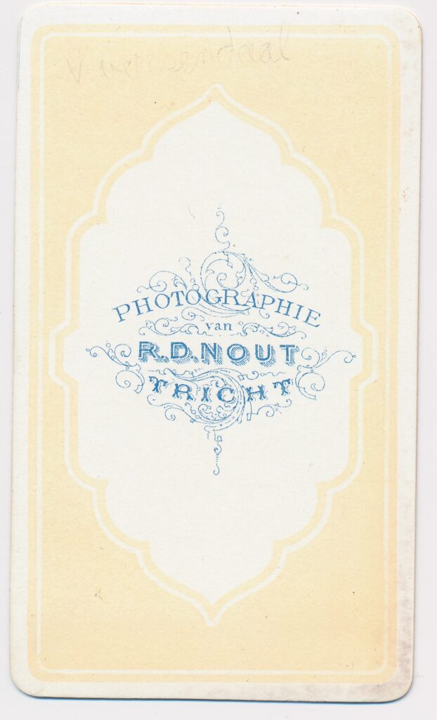 Bekijk de foto's 2 van R.D. Nout: onbekende vrouw, Tricht ca. 1870