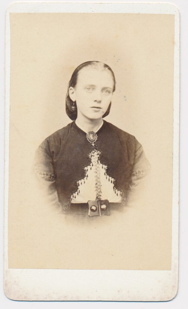 Bekijk de foto's 1 van R.D. Nout: onbekende jonge vrouw, Tricht ca. 1870