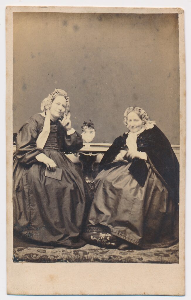 Bekijk de foto's 1 van L. Moritzelaar: twee oudere vrouwen, Koudekerk aan den Rijn ca. 1875