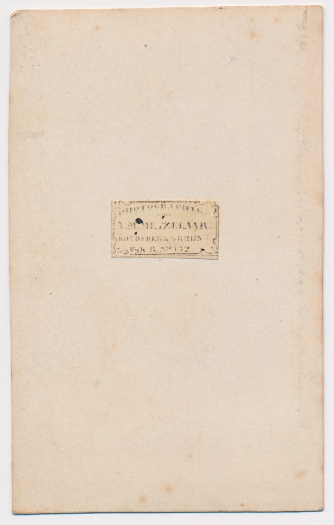 Bekijk de foto's 2 van L. Moritzelaar: twee oudere vrouwen, Koudekerk aan den Rijn ca. 1875