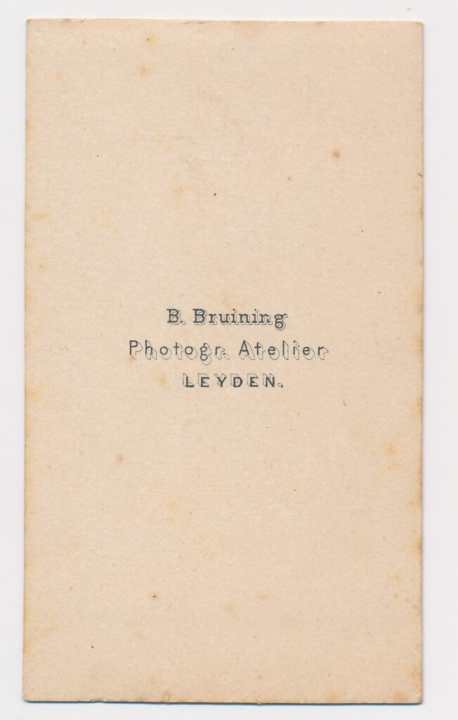 Bekijk de foto's 2 van B. Bruining: onbekende vrouw, Leiden ca. 1870