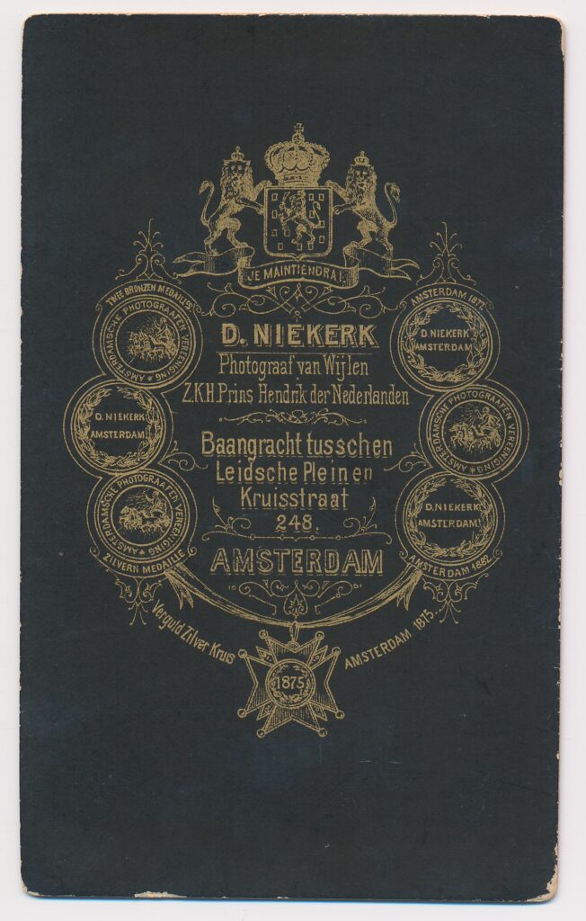 Bekijk de foto's 2 van D. Niekerk: twee hondjes, Amsterdam ca. 1885