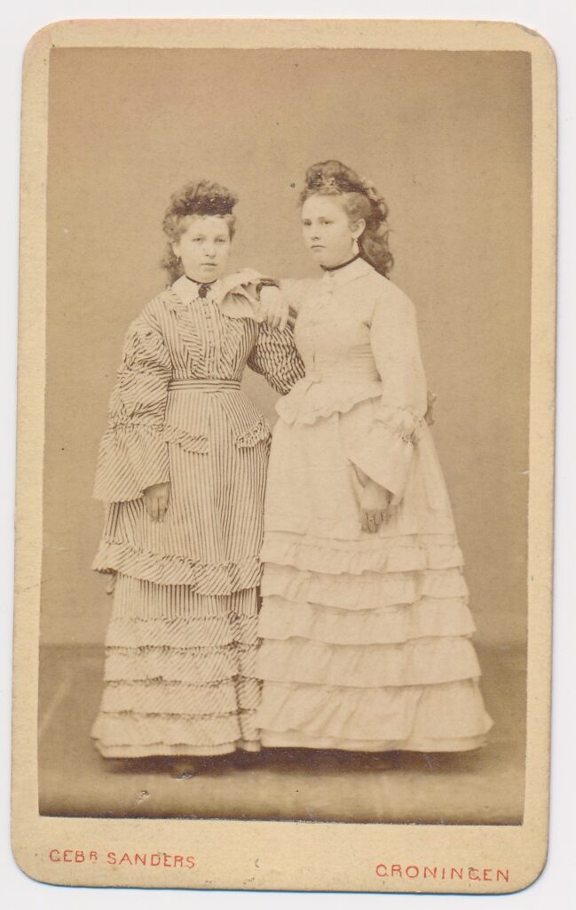 Bekijk de foto's 1 van Gebr. Sanders: twee onbekende vrouwen, Groningen ca. 1875