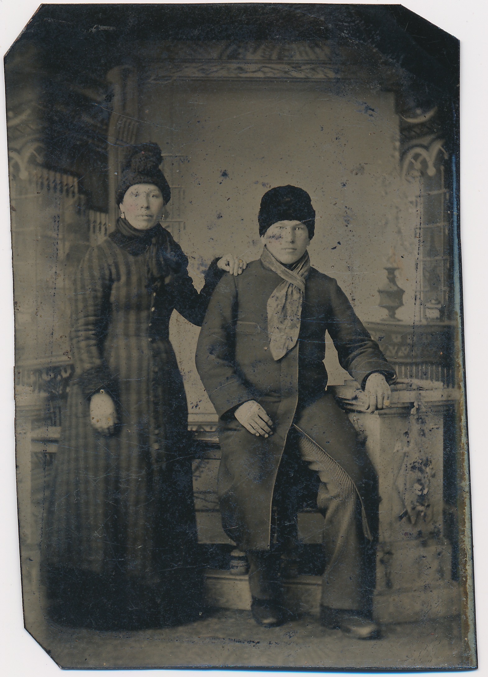 Onbekend: moeder en zoon in winterkleding, Nederland ca. 1875