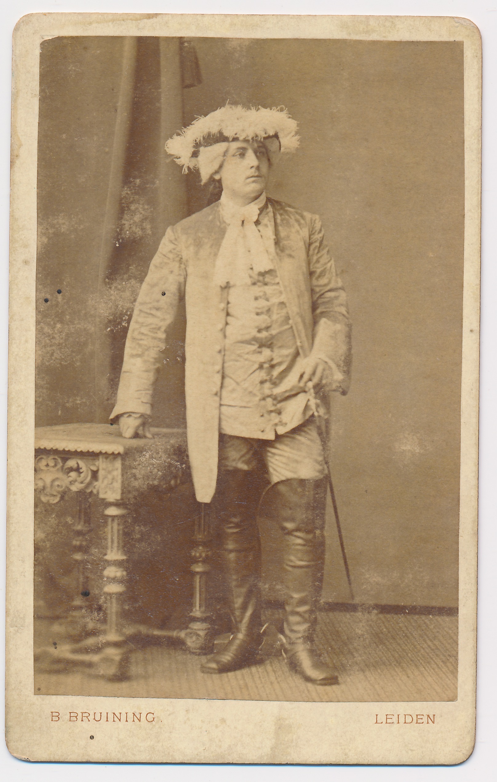 B. Bruining: man in kostuum, Leiden ca. 1880