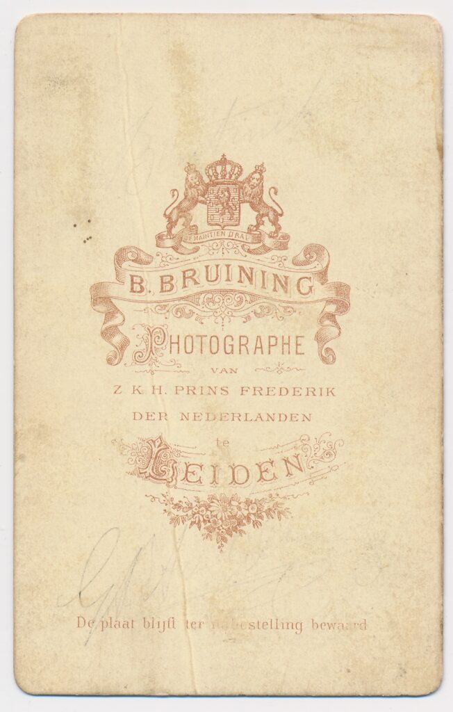 Bekijk de foto's 2 van B. Bruining: man in kostuum, Leiden ca. 1880