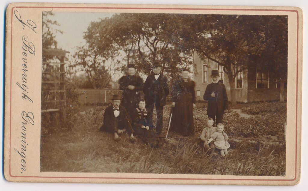 Bekijk de foto's 1 van J. Beverwijk: familiegroep in tuin, Groningen ca. 1900