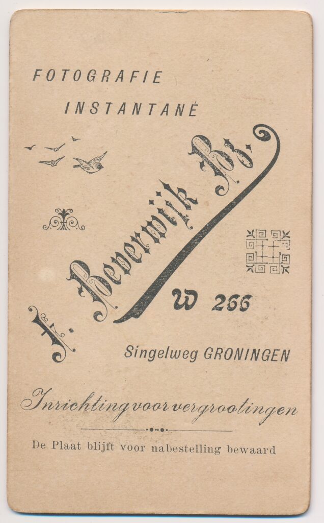 Bekijk de foto's 2 van J. Beverwijk: familiegroep in tuin, Groningen ca. 1900