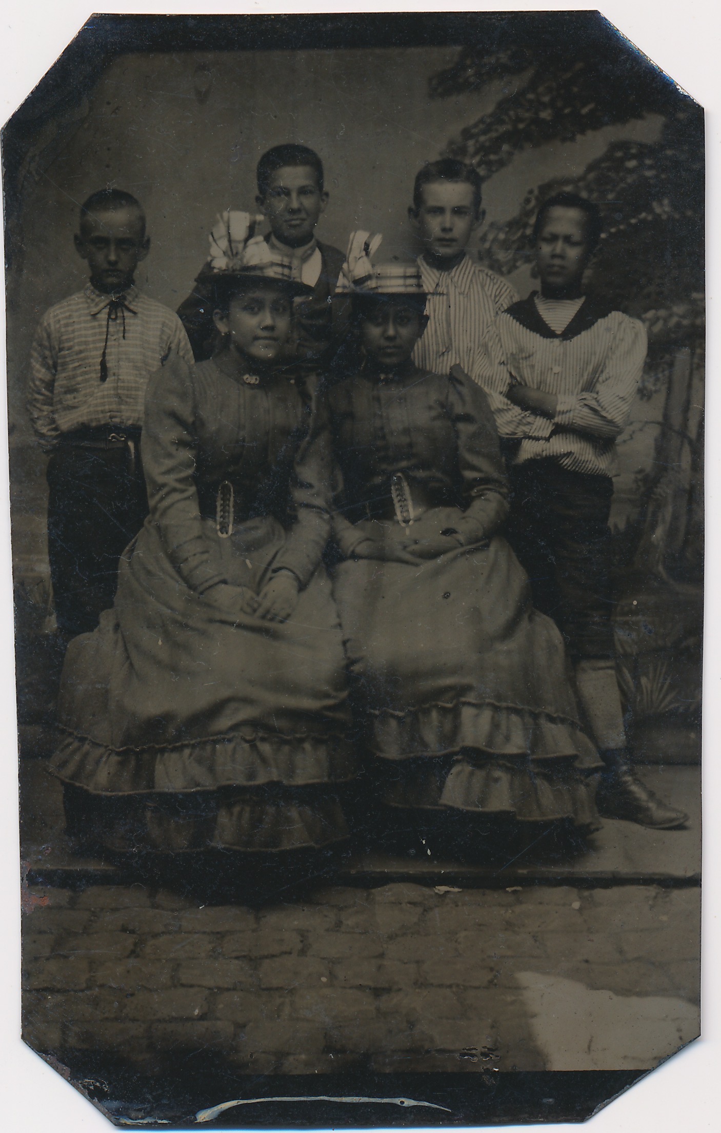 Onbekend: zes kinderen bij een bakstenen muur, Nederland ca. 1875