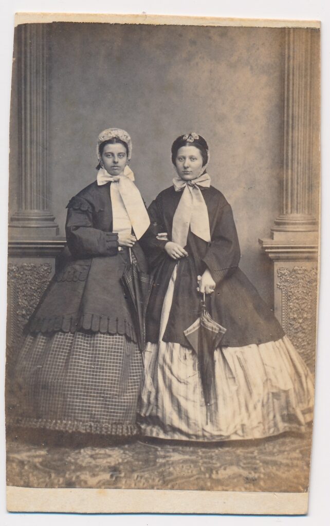 Bekijk de foto's 1 van Onbekend: twee vrouwen met parasols, ca. 1865