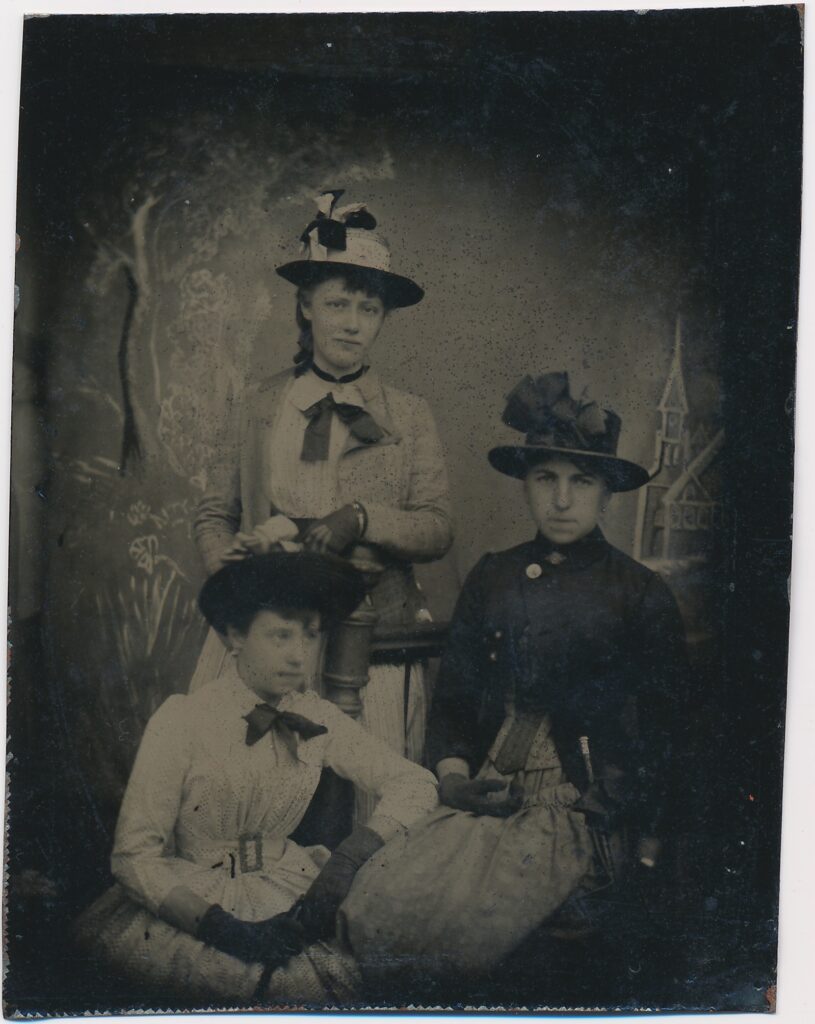Bekijk de foto's 1 van Onbekend: drie vrouwen in een tuindecor, Nederland ca. 1875