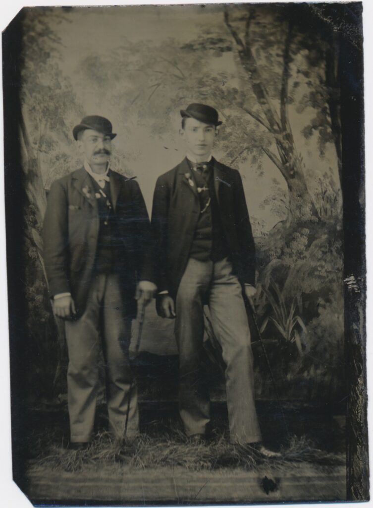 Bekijk de foto's 1 van Onbekend: twee mannen bij een bosachtergrond, Nederland ca. 1875