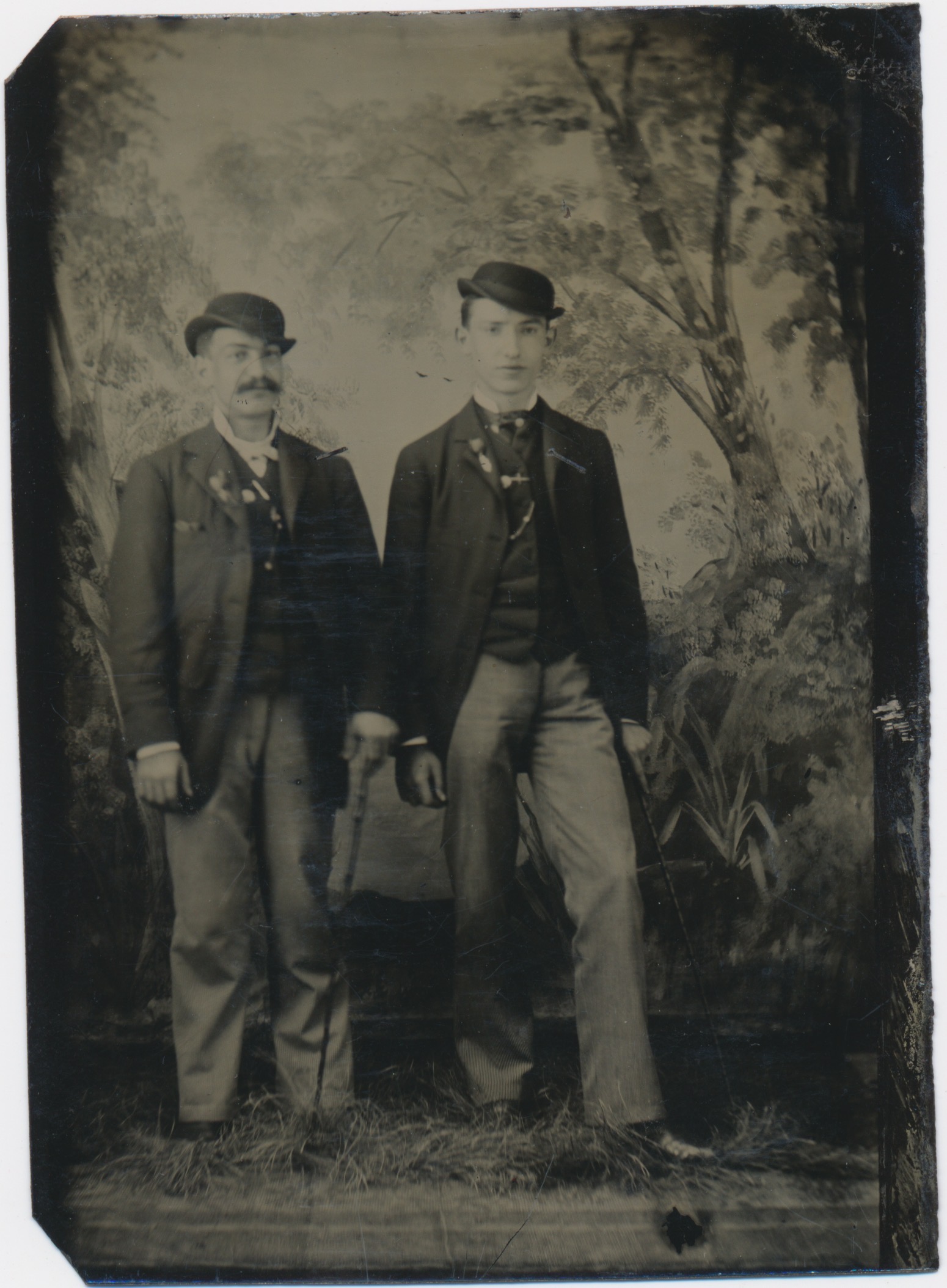Onbekend: twee mannen bij een bosachtergrond, Nederland ca. 1875