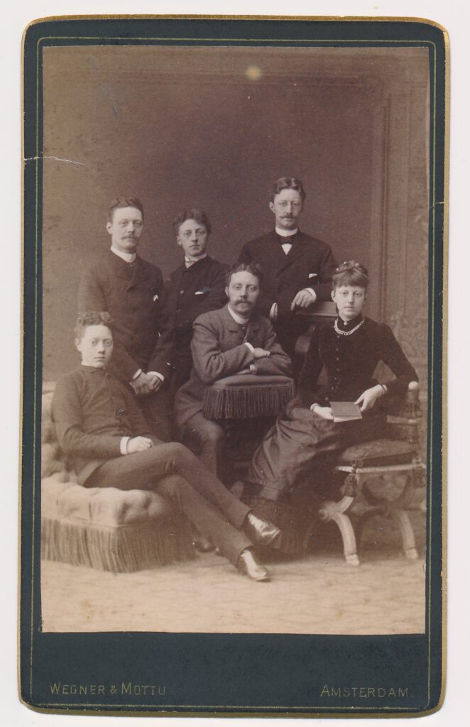View the photos 1 van Wegner & Mottu: familie Harte (volwassen kinderen), Amsterdam ca. 1885