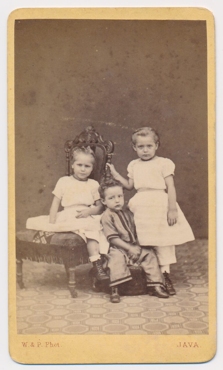 Foto van Portret 3 (naam volgt), W. & P. Phot., Java