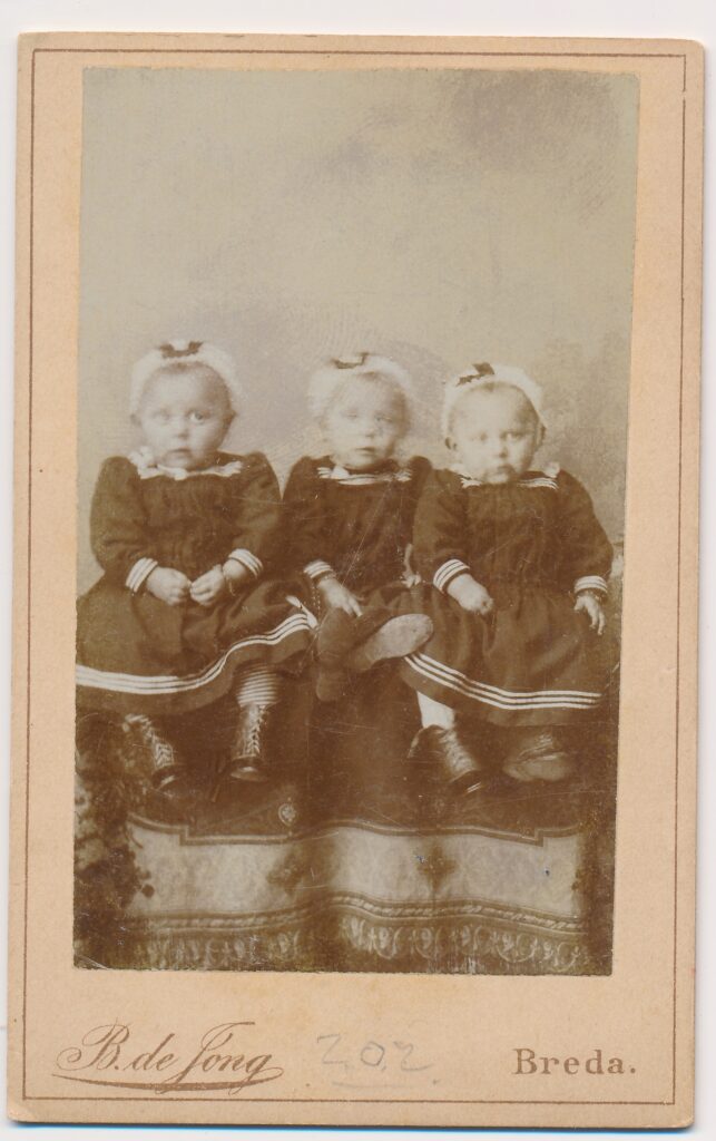 Bekijk de foto's 1 van B. de Jong: drieling van mevrouw Gerrits, Breda ca. 1900