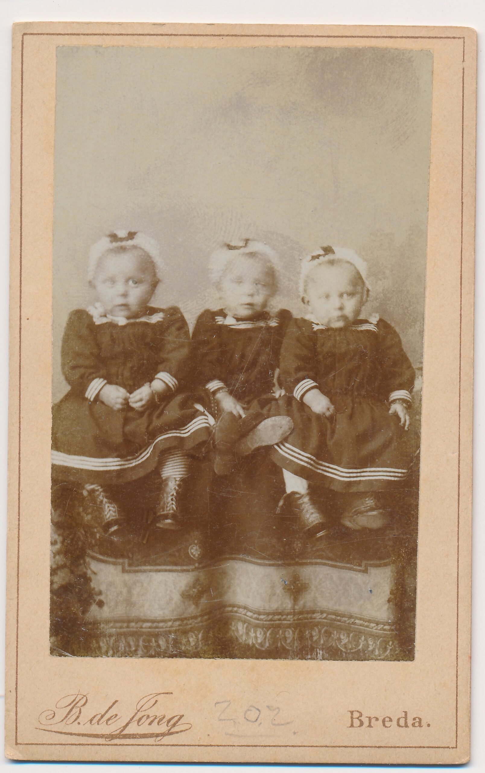B. de Jong: drieling van mevrouw Gerrits, Breda ca. 1900