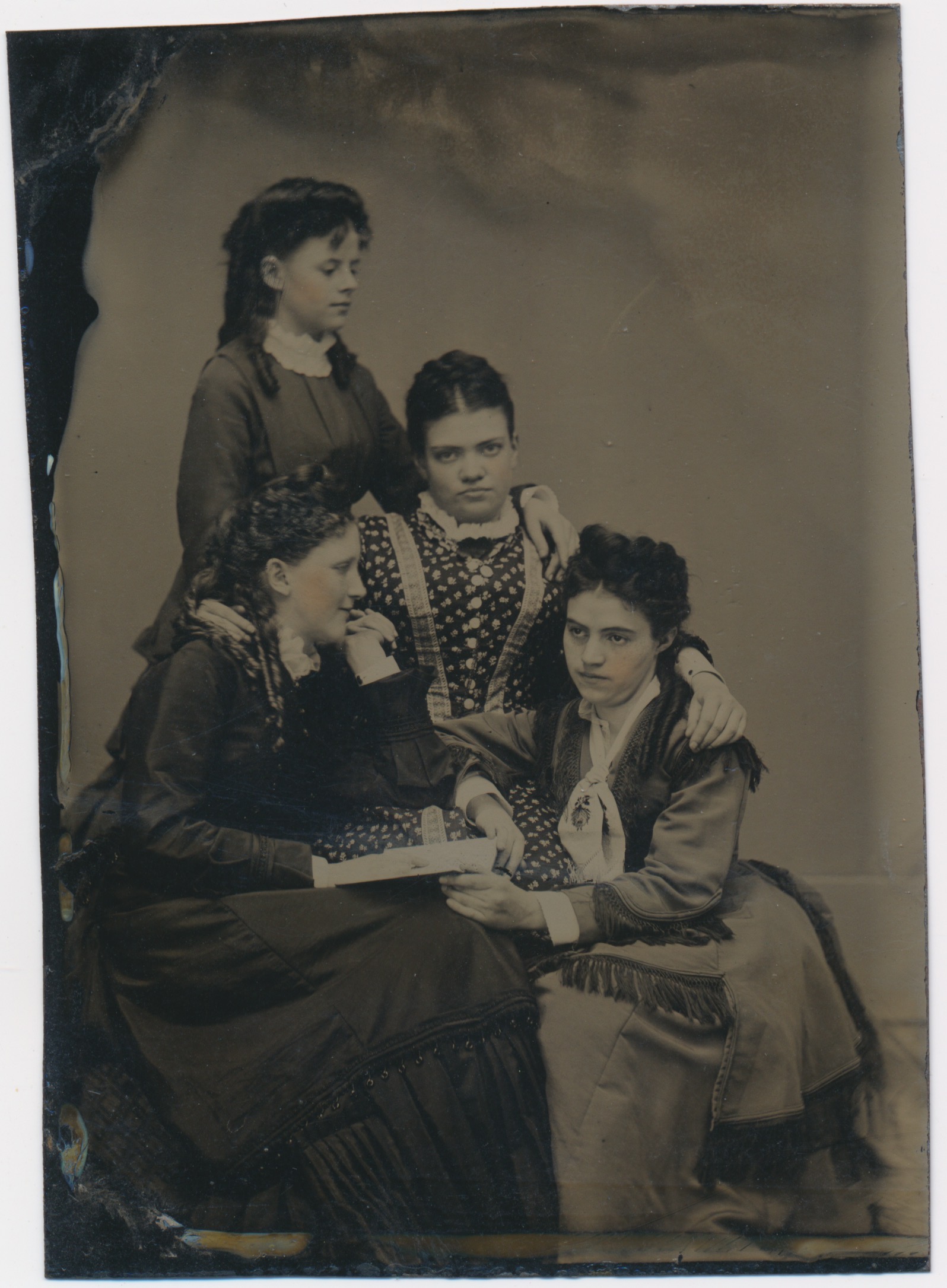 Onbekend: vier jonge vrouwen met een fotoalbum, Nederland ca. 1875