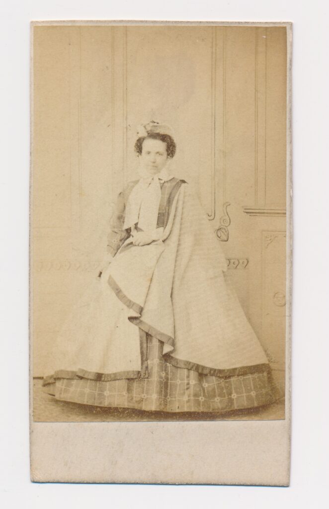 Bekijk de foto's 1 van F. Kaijser: onbekende vrouw, Utrecht/Zwolle ca. 1878
