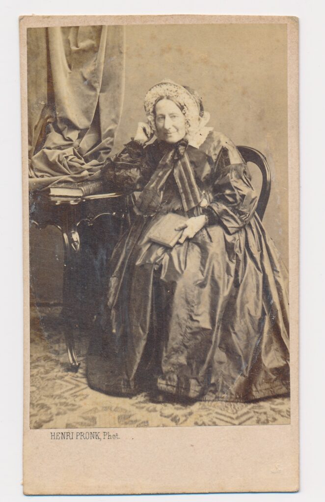 Bekijk de foto's 1 van Henri Pronk: onbekende oudere vrouw, Den Haag ca. 1865