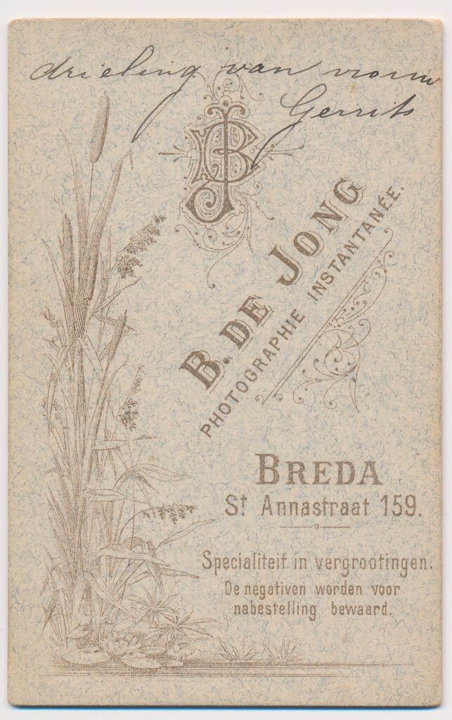 Bekijk de foto's 2 van B. de Jong: drieling van mevrouw Gerrits, Breda ca. 1900