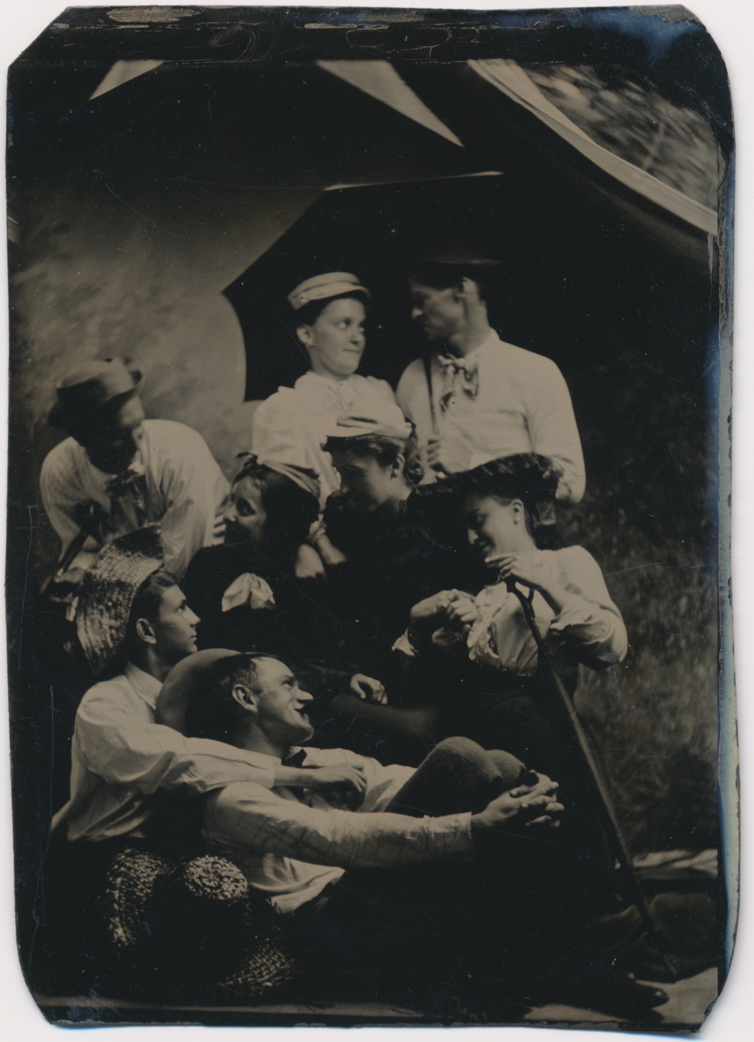 Onbekend: groep jongelui onder een tentzeil, Nederland ca. 1875