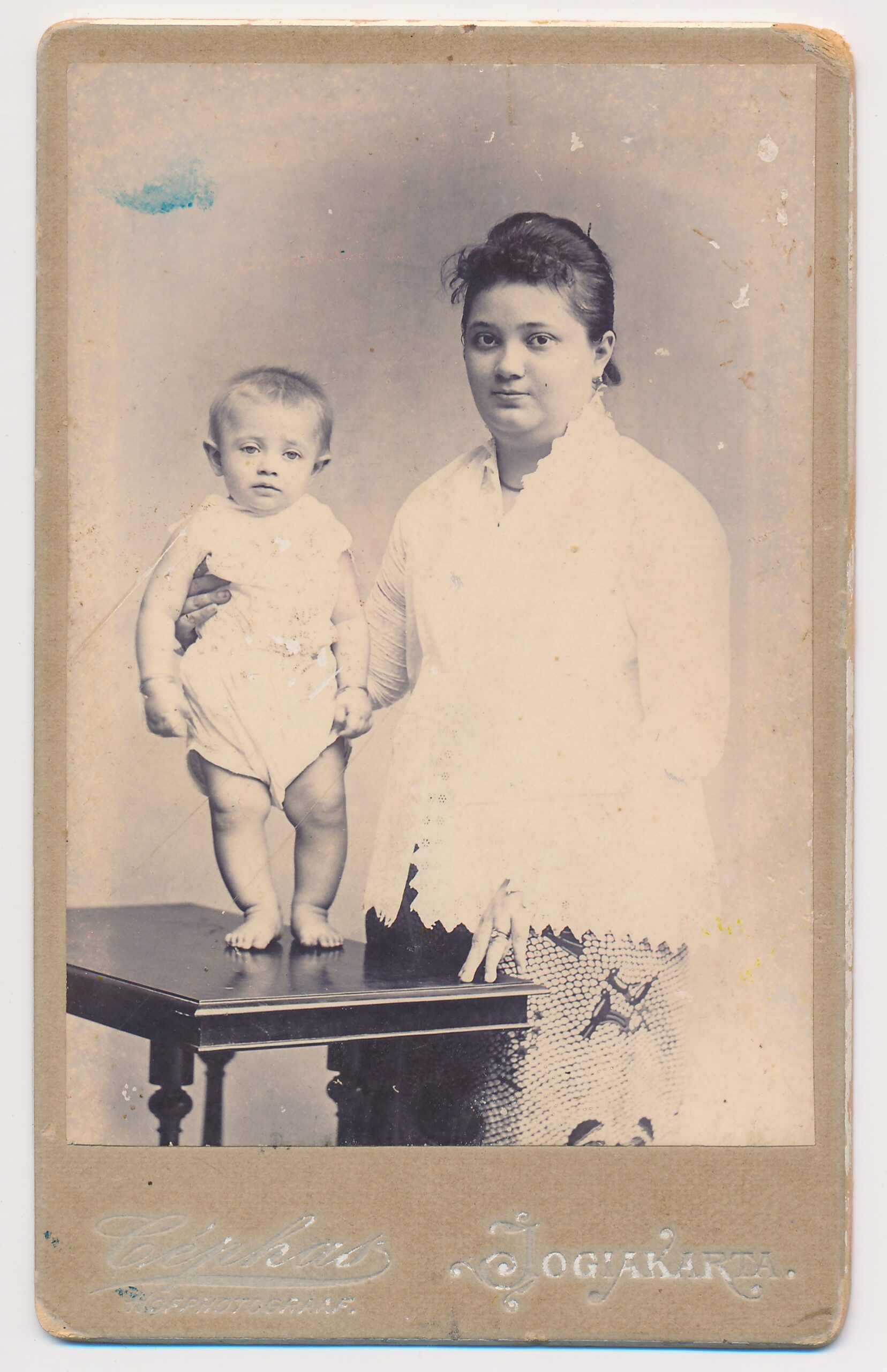 Cephas: onbekende vrouw met kind, Jogjakarta ca. 1900