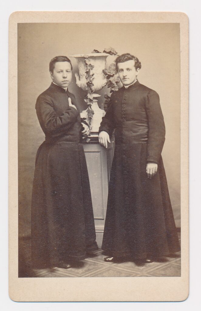 Bekijk de foto's 1 van A.G. Schull: twee onbekende geestelijken, ‘s-Hertogenbosch ca. 1870