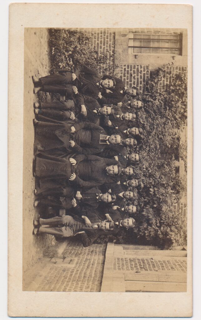 Bekijk de foto's 1 van Onbekend: groep seminaristen, familie Mutsaers, ca. 1885