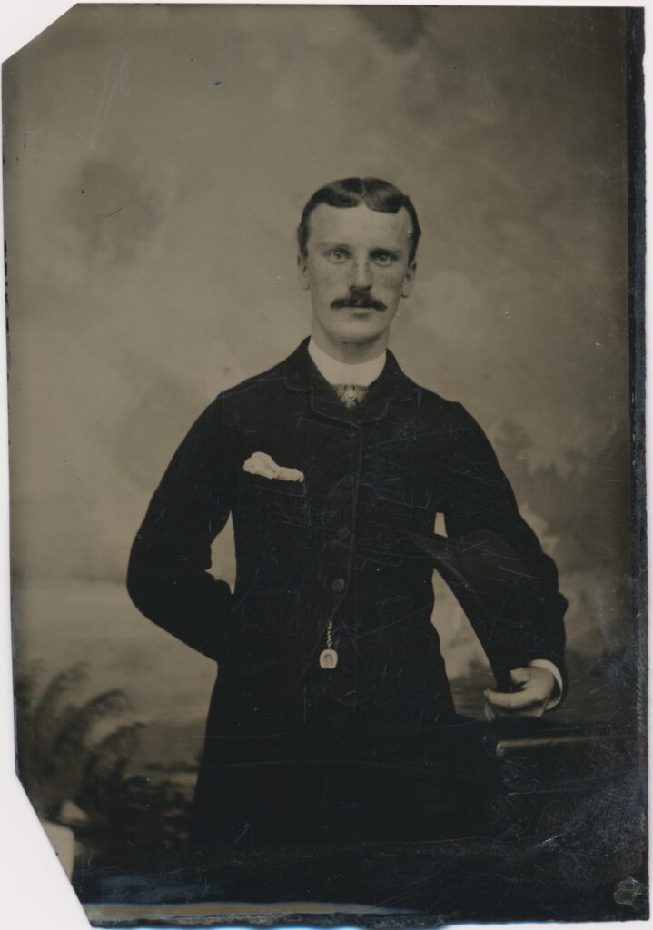 Bekijk de foto's 1 van Onbekend: jongeman met horlogeketting, Nederland ca. 1875
