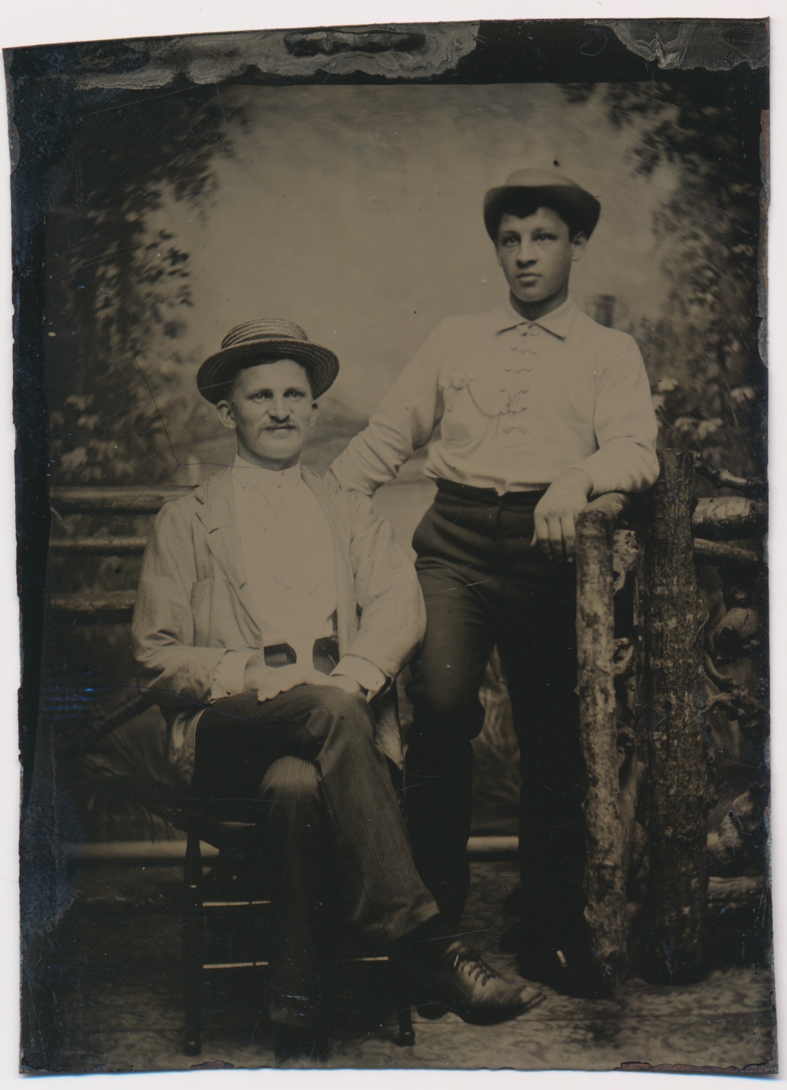 Onbekend: twee jongemannen bij een houten hek, Nederland ca. 1875