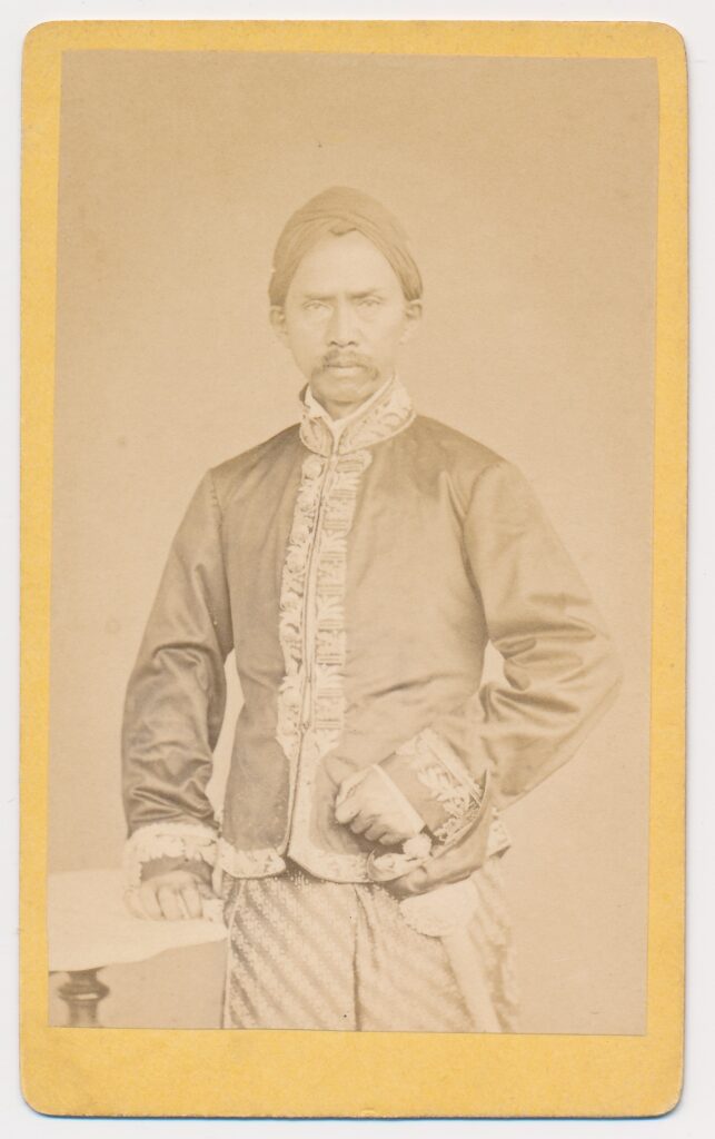 Bekijk de foto's 1 van A.D. Wühlisch: onbekende Javaanse bestuursambtenaar, Batavia ca. 1875
