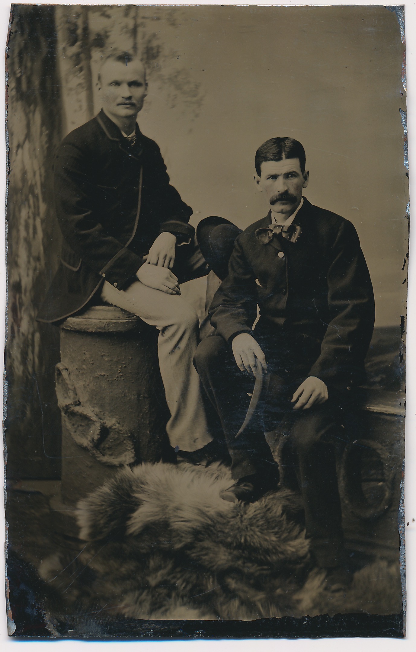Onbekend: twee mannen op een stenen sokkel, Nederland ca. 1875