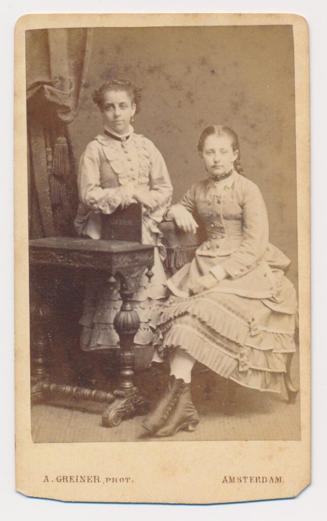 Bekijk de foto's 1 van A. Greiner: twee onbekende meisjes, Amsterdam ca. 1875