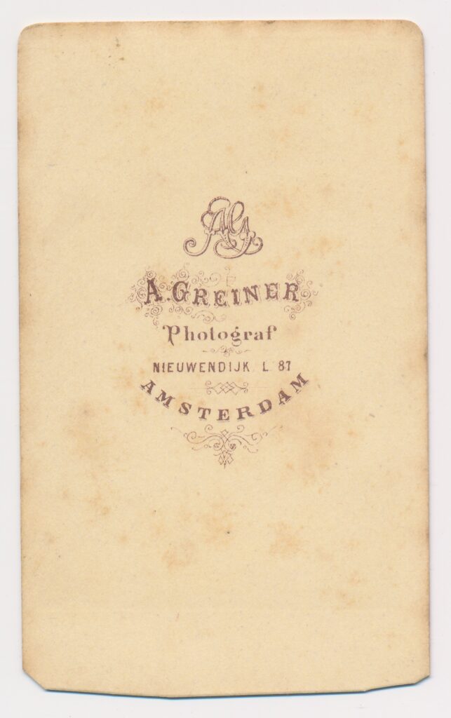 Bekijk de foto's 2 van A. Greiner: twee onbekende meisjes, Amsterdam ca. 1875