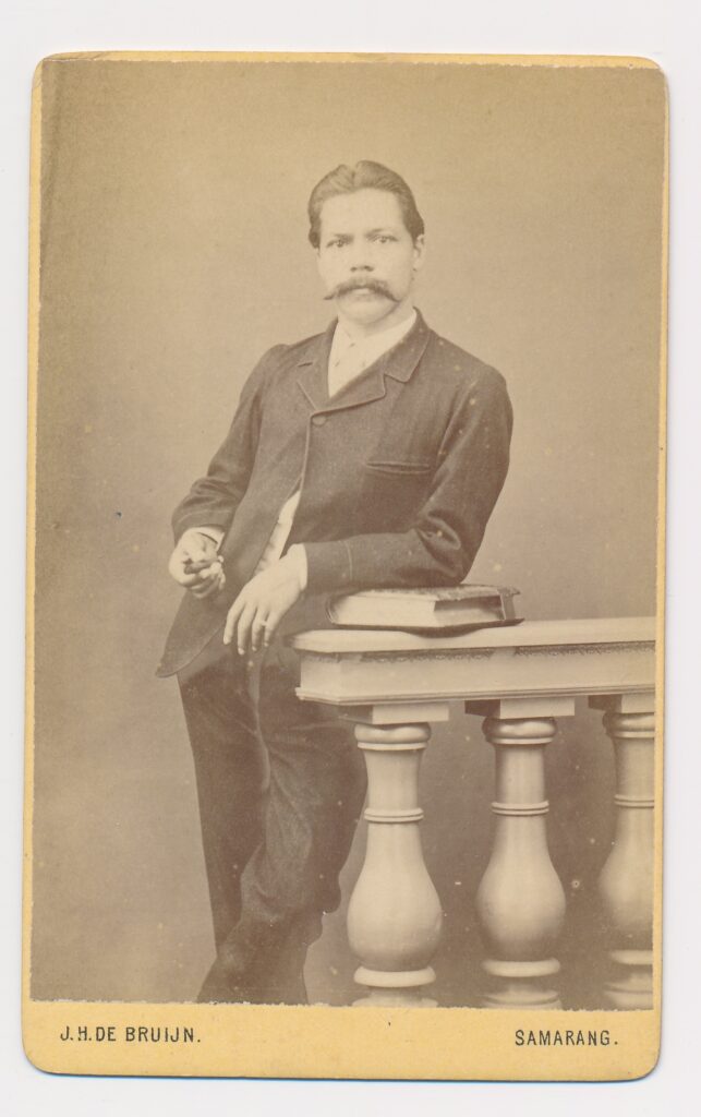 Bekijk de foto's 1 van J.H. de Bruijn: onbekende man, Samarang ca. 1885