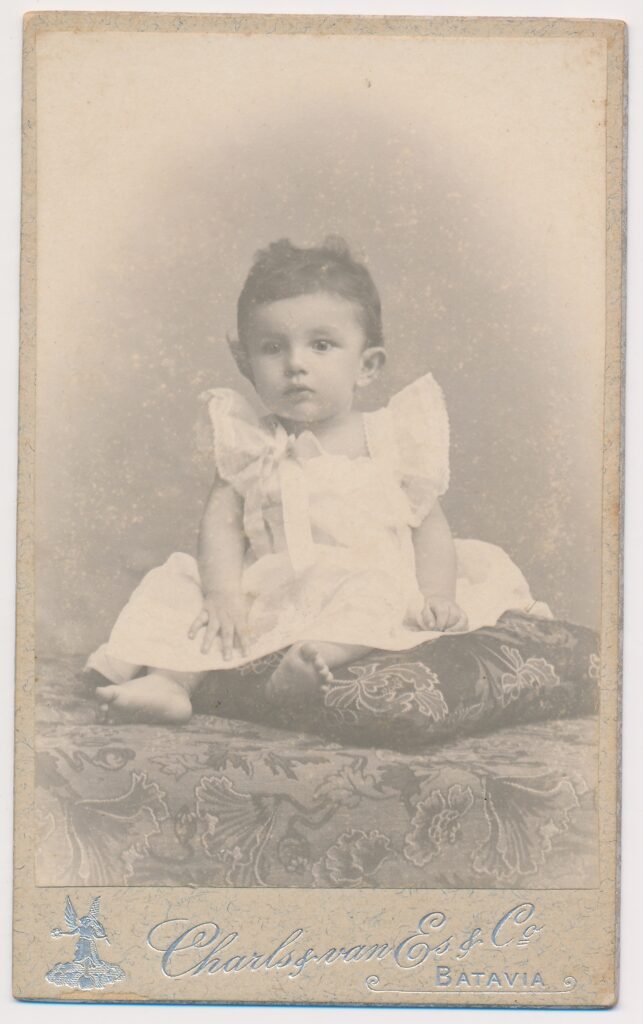 Bekijk de foto's 1 van Charls & van Es & Co: baby familie Schallig, Batavia 1904