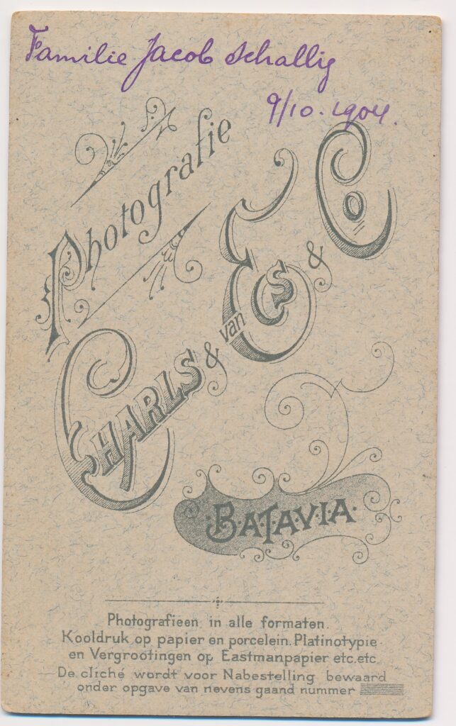Bekijk de foto's 2 van Charls & van Es & Co: baby familie Schallig, Batavia 1904