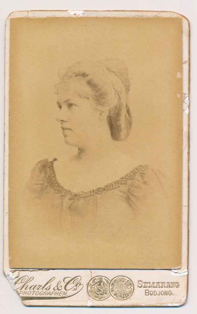 Bekijk de foto's 1 van Charls & Co: onbekende vrouw, Semarang ca. 1885